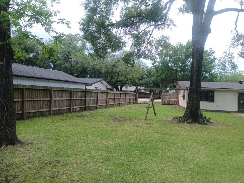 More Photos Of 1506 Avenue D, Katy Office For Sale