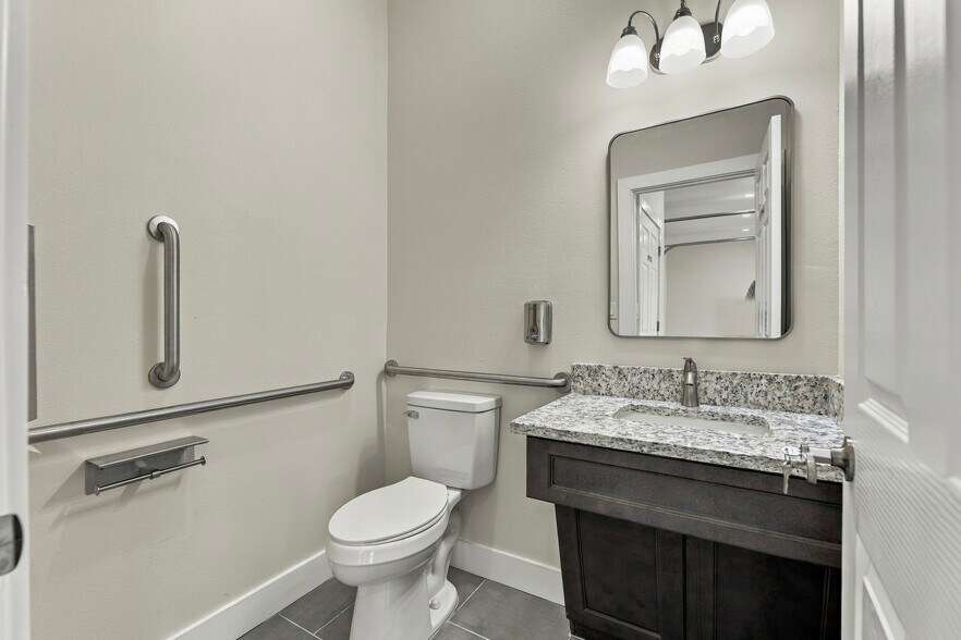 More Photos Of 1228 S Hopkins Ave, Titusville Office For Sale