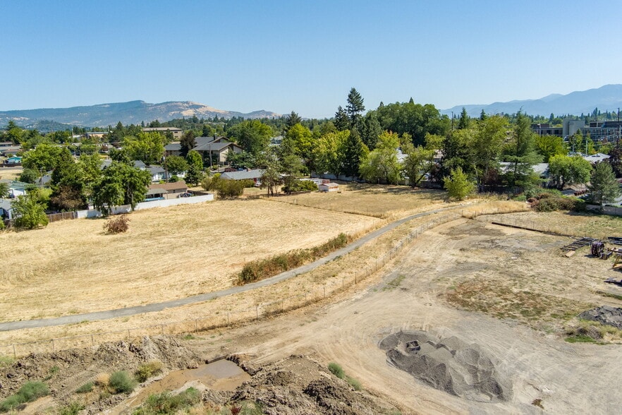 More Photos Of 1215 Covina Ave, Medford Land For Lease