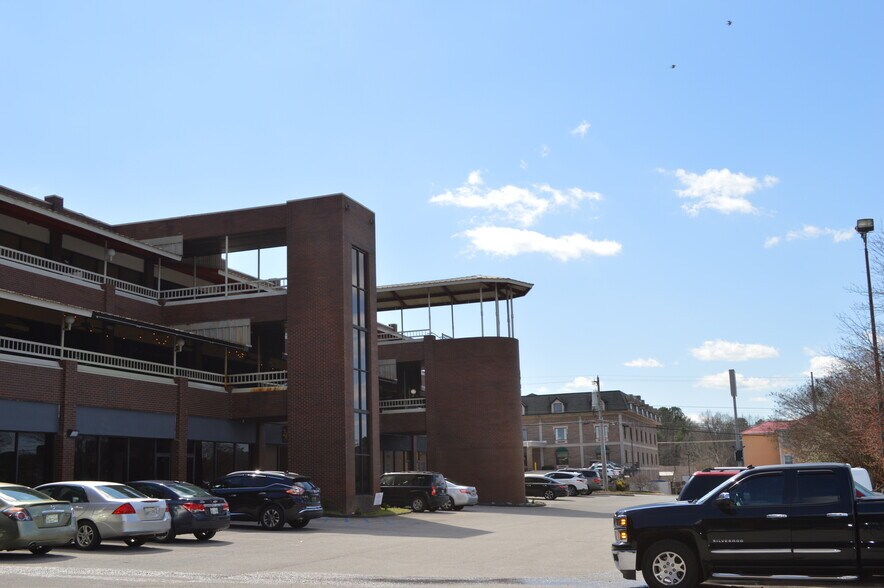 More Photos Of 7010 Lee Hwy, Chattanooga Storefront Retail Office For Sale