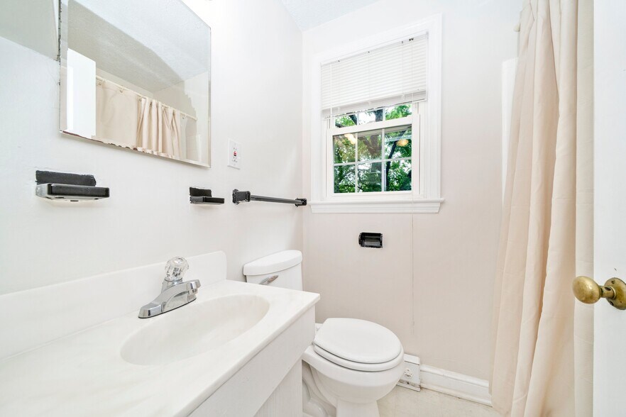 More Photos Of 25930 Ridge Rd, Damascus Apartments For Sale