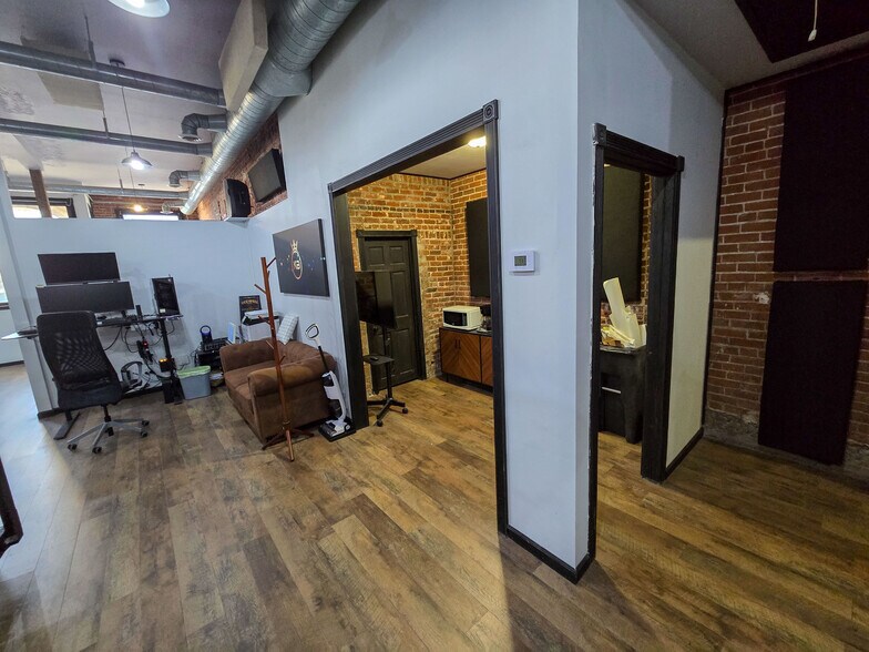 More Photos Of 410 Court St, Vienna Storefront Retail Residential For Sale
