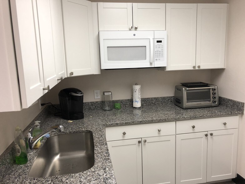 More Photos Of 13031 McGregor Blvd, Fort Myers Office For Lease