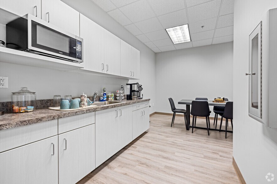 More Photos Of 1040 University Blvd, Portsmouth Office For Lease