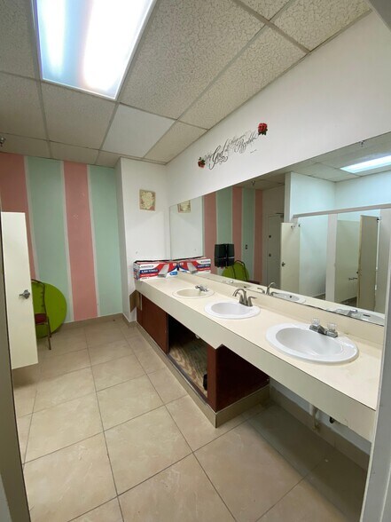 More Photos Of 2475 S Park Ave, Sanford Storefront Retail Office For Lease