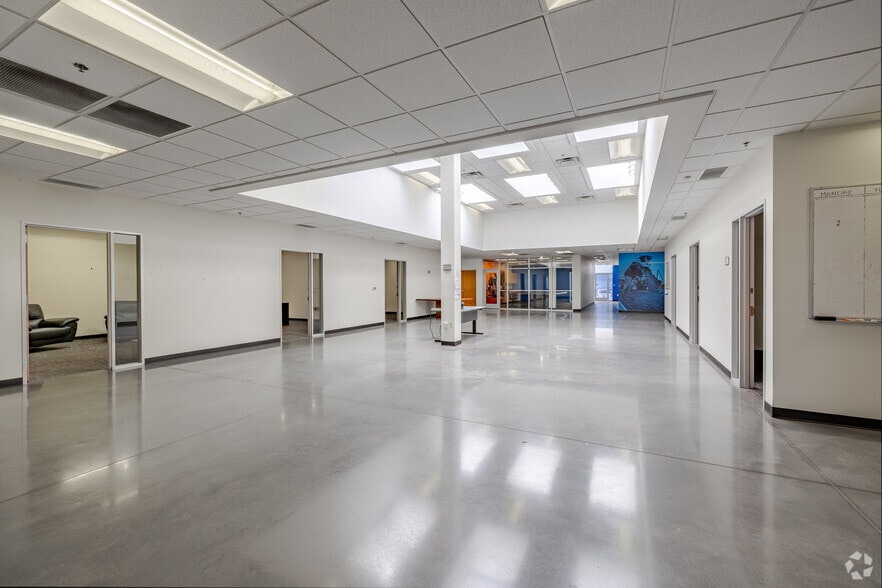 More Photos Of 2747 Oakland Ave, Garland Warehouse For Lease