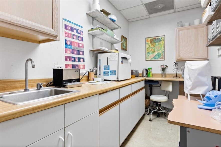 More Photos Of 2719 W Peterson Ave, Chicago Healthcare For Sale