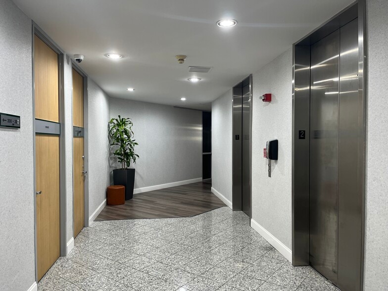 More Photos Of 11615 Forest Central Dr, Dallas Office For Lease