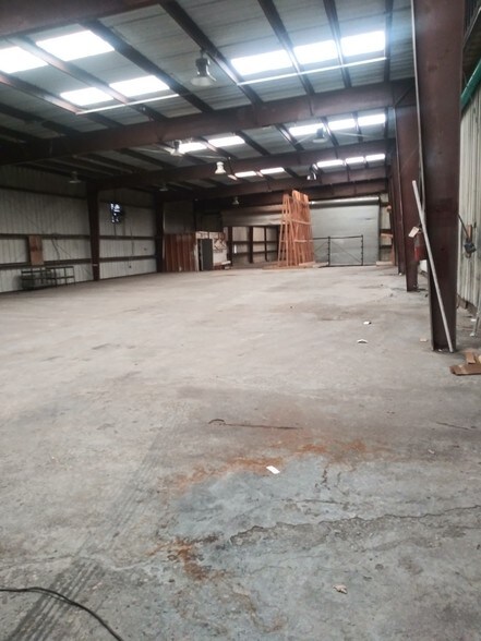 More Photos Of 5017 N Coolidge Dr, Tampa Warehouse For Sale