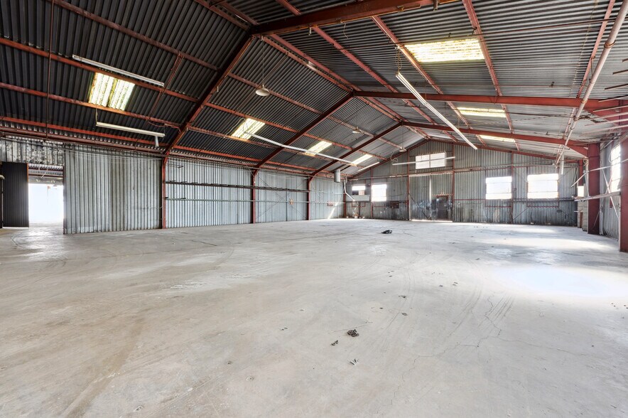 More Photos Of 8426-8428 San Fernando Rd, Sun Valley Warehouse For Lease