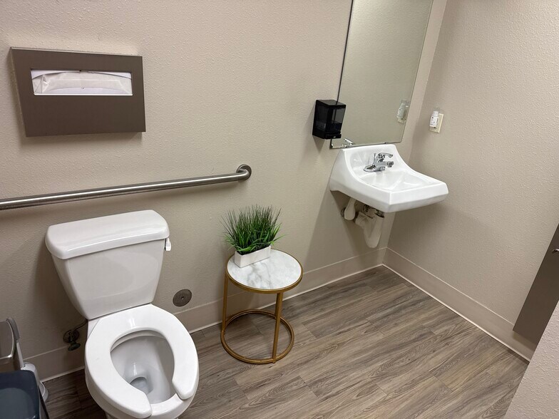 More Photos Of 4035 12th St SE, Salem Office For Lease