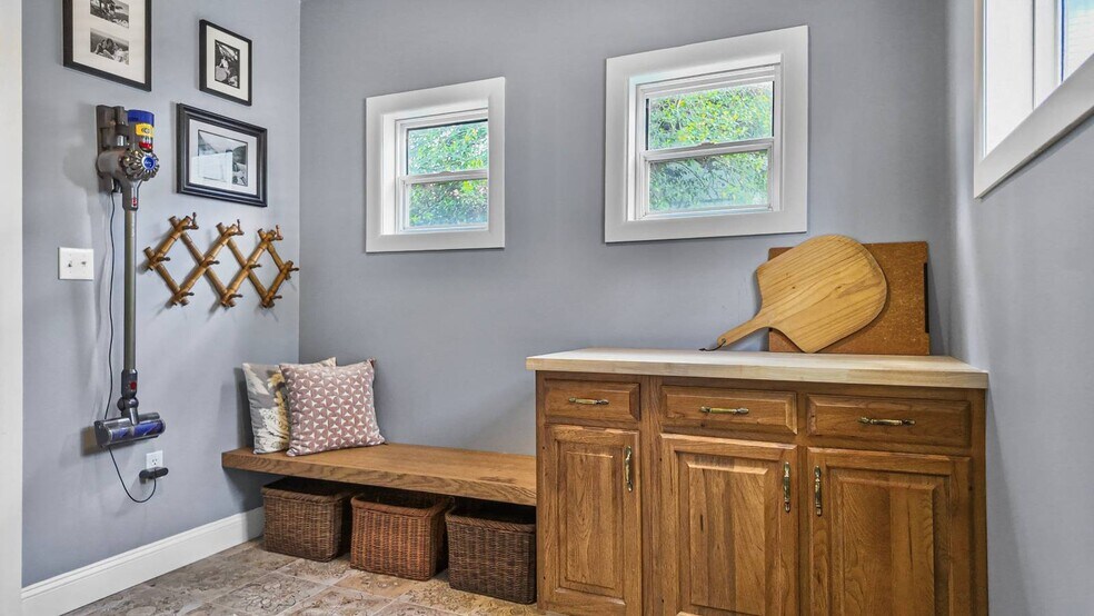 More Photos Of 323 Ballengee St, Hinton Office For Sale