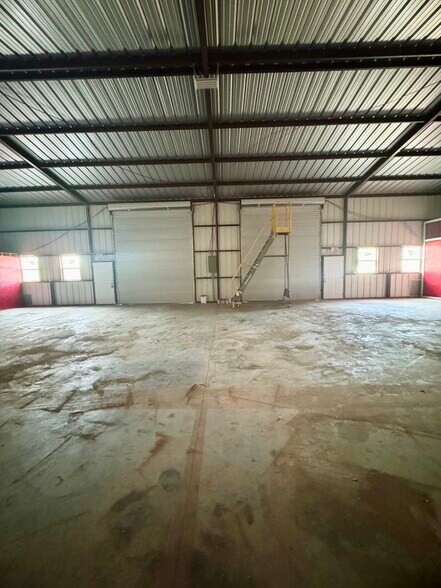 More Photos Of 12500 US-183 Hwy, Luling Warehouse For Lease