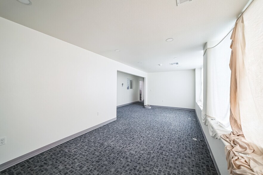 More Photos Of 2330 E Kaviland Ave, Fresno Light Manufacturing For Sale