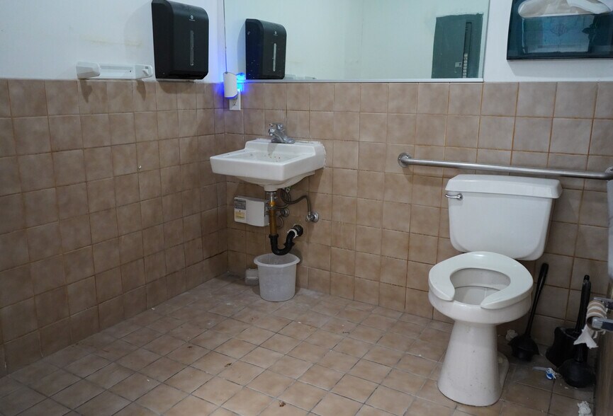 More Photos Of 20936 Devonshire St, Chatsworth Storefront Retail Office For Lease