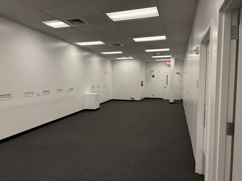 More Photos Of 22520 Gateway Center Dr, Clarksburg Flex For Lease