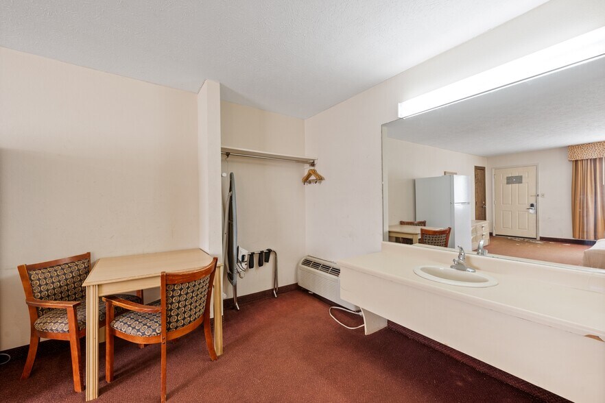 More Photos Of 1530 Cleveland Rd, Sandusky Hotel For Sale