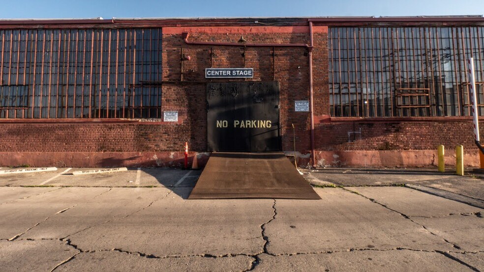 More Photos Of 6000 Avalon Blvd, Los Angeles Warehouse For Lease