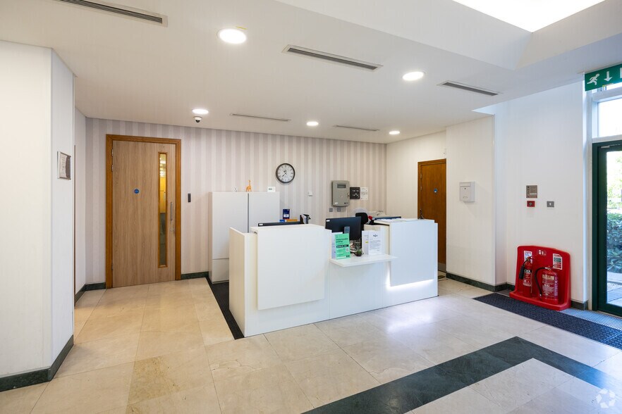 More Photos Of 2 Arlington Sq, Bracknell Coworking Space