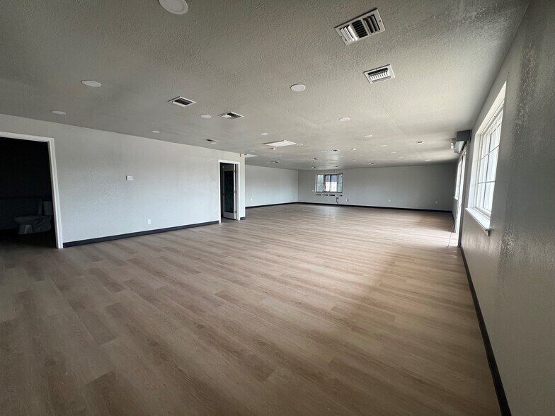 More Photos Of 1702 Santa Fe Dr, Weatherford Flex For Lease