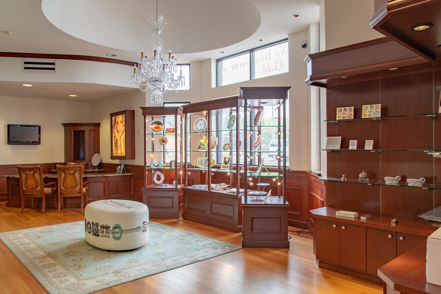 More Photos Of 700 E Main St, Anoka Freestanding For Lease