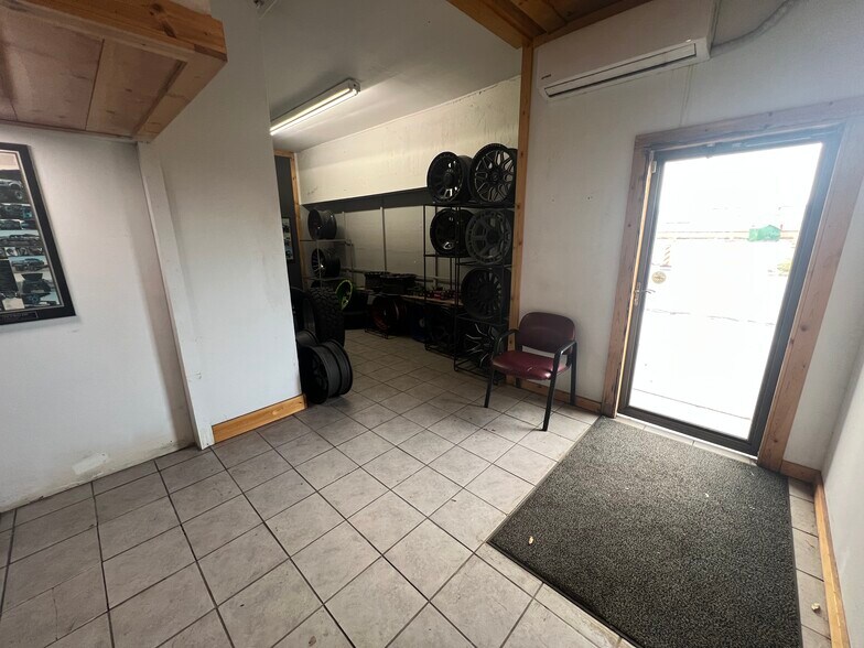 More Photos Of 622 W Texas Ave, Baytown Storefront Retail Office For Lease