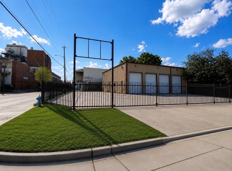 Primary Photo Of 3919 Harrisburg Blvd, Houston Flex For Lease