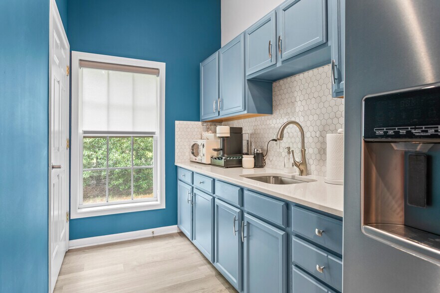 More Photos Of 2802 Eric Ln, Burlington Office For Lease