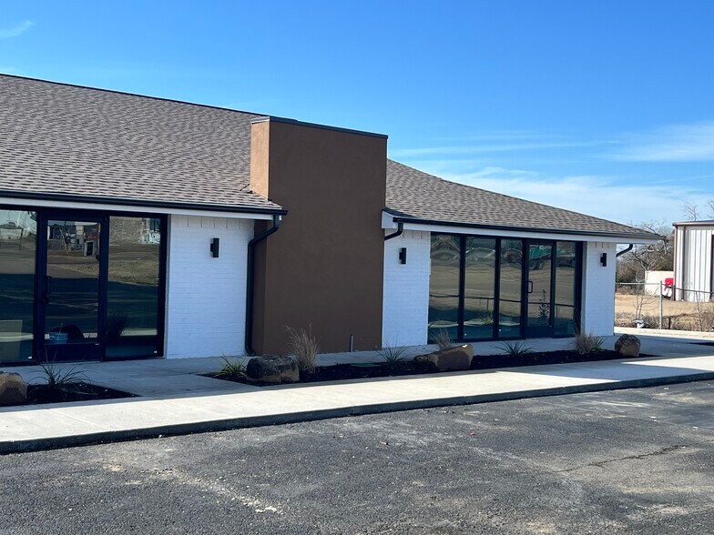 More Photos Of 721 W Main St, Mabank General Retail For Lease