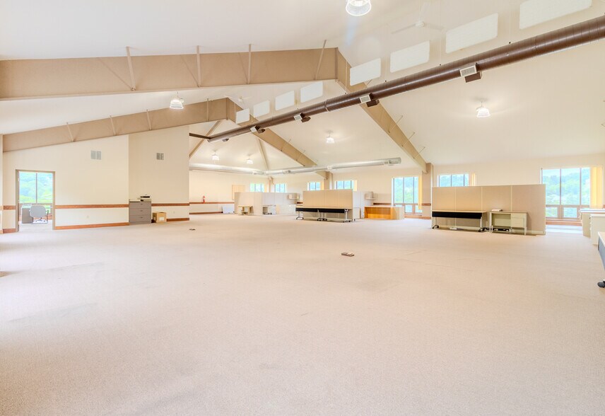 More Photos Of 5 B W Industrial, Washington Warehouse For Lease