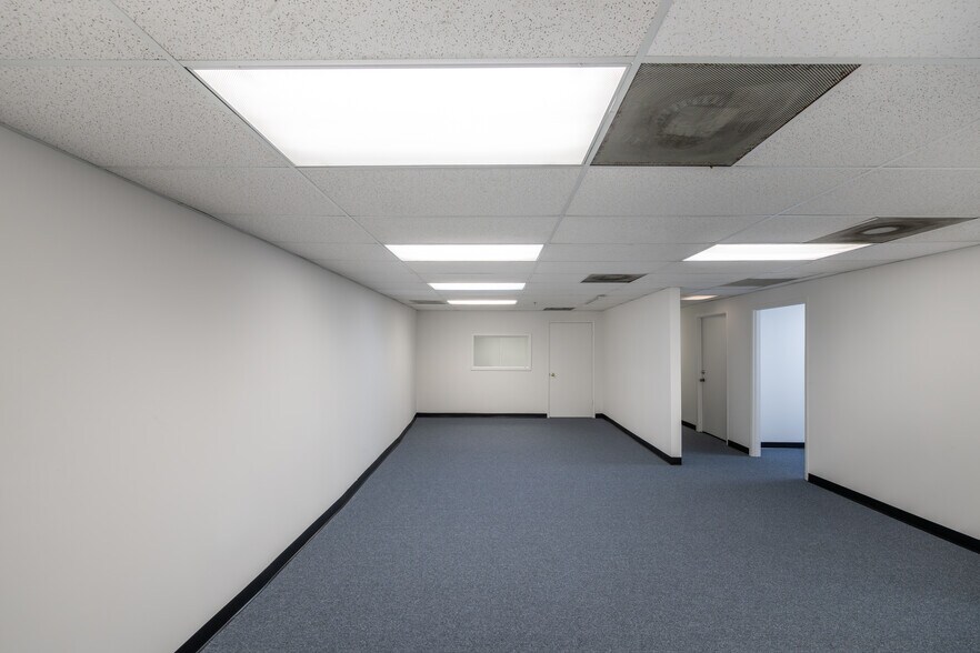 More Photos Of 6805 Stuart Ln S, Jacksonville Warehouse For Lease