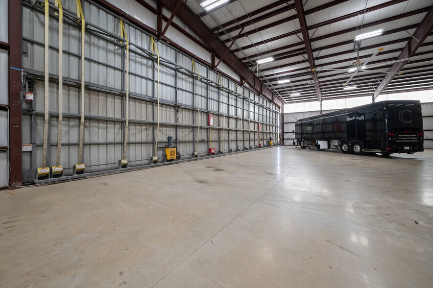 More Photos Of 20115 Stuebner Airline Rd, Spring Airplane Hangar For Lease
