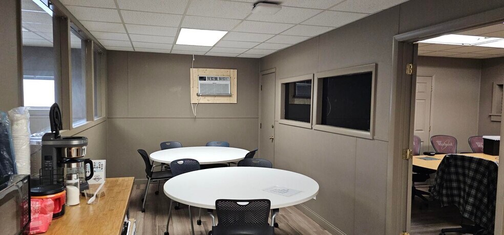 More Photos Of 4295 N Roosevelt Rd, Stevensville Manufacturing For Lease