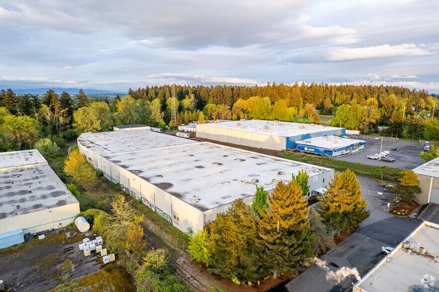 More Photos Of 10675 N Lombard St, Portland Distribution For Lease