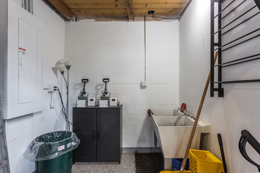 More Photos Of 1055 W 3rd Ave, Columbus Showroom For Lease