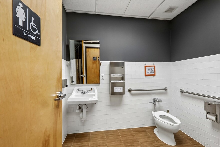 More Photos Of 92 Union Ave, Cresskill Office For Sale