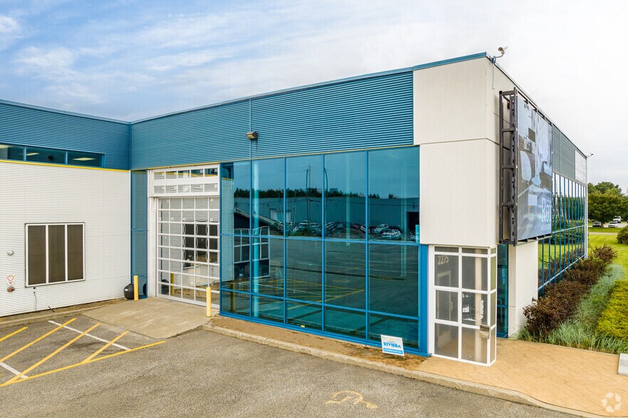 More Photos Of 2275 Boul des Entreprises, Terrebonne Warehouse For Lease