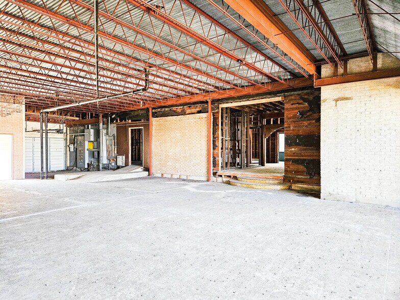 More Photos Of 716 Main St, Garland Office For Lease