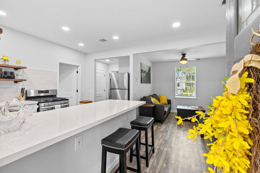 More Photos Of 404 W 3rd St, League City Manufactured Housing Mobile Home Park For Sale