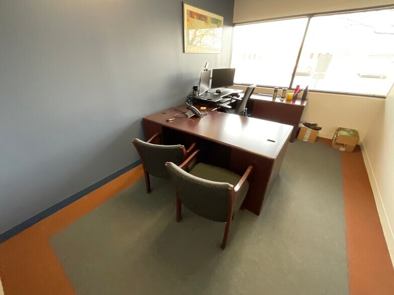 More Photos Of 2505 S Finley Rd, Lombard Office For Lease