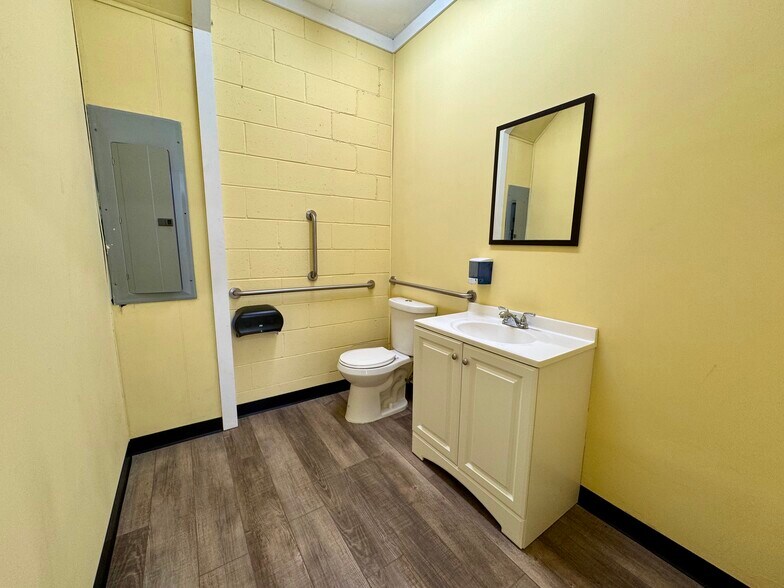 More Photos Of 1320 W Danville St, South Hill Office For Lease