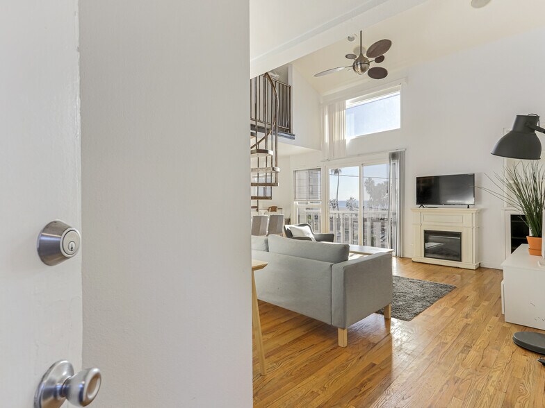 More Photos Of 14 Ozone Ave, Venice Apartments For Sale