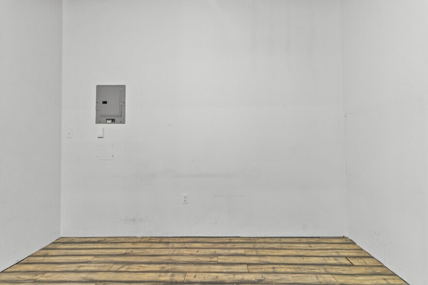 More Photos Of 384 Yonge St, Toronto Apartments For Lease