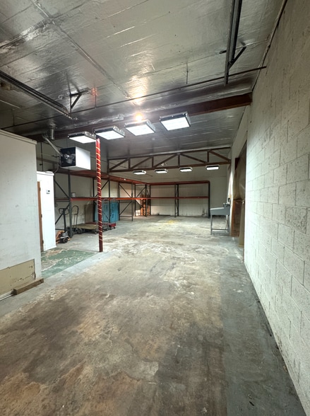 More Photos Of 315-316 Robinson Ln, Wilmington Warehouse For Lease