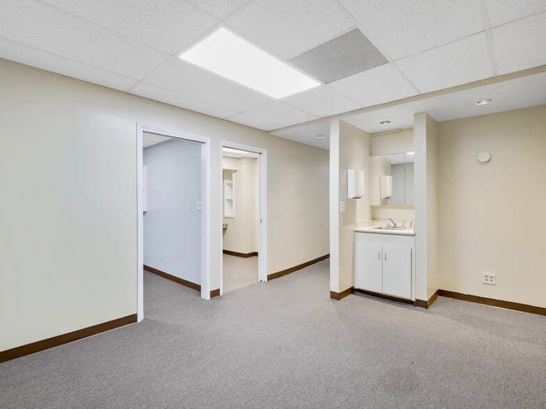 More Photos Of 19100 Ventura Blvd, Tarzana Storefront Retail Office For Lease