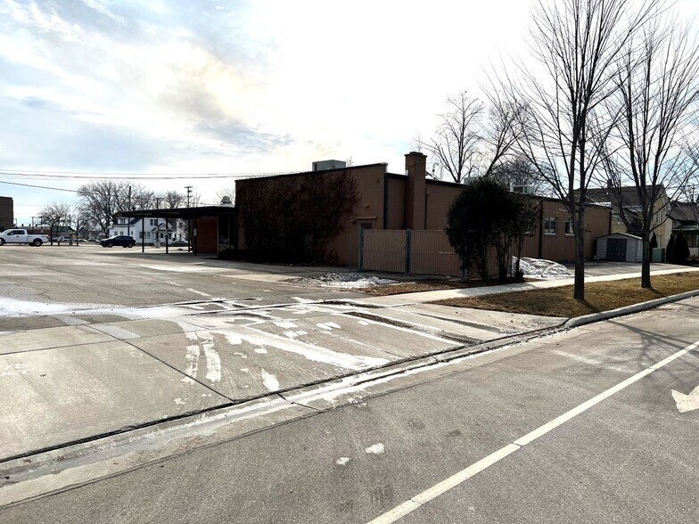 More Photos Of 325 Broad St, Menasha Restaurant For Sale