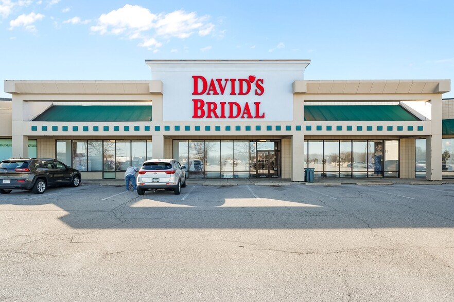 More Photos Of 1-125 Plaza Dr, Fairview Heights Storefront For Lease