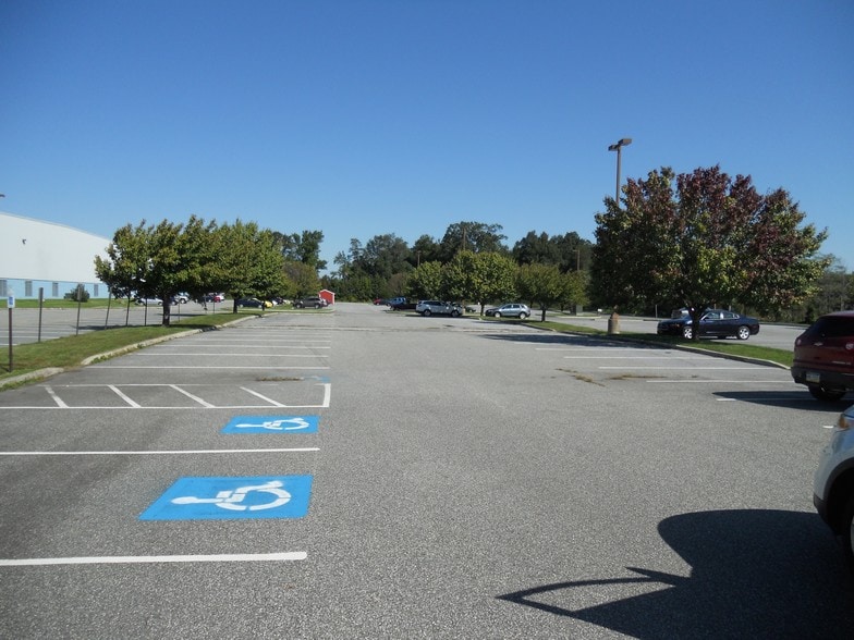 More Photos Of 60 Starlifter Ave, Dover Warehouse For Lease