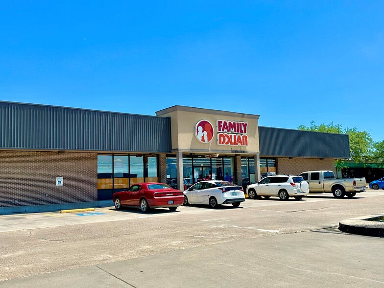 Primary Photo Of 608 Pan American Dr, Livingston Freestanding For Sale