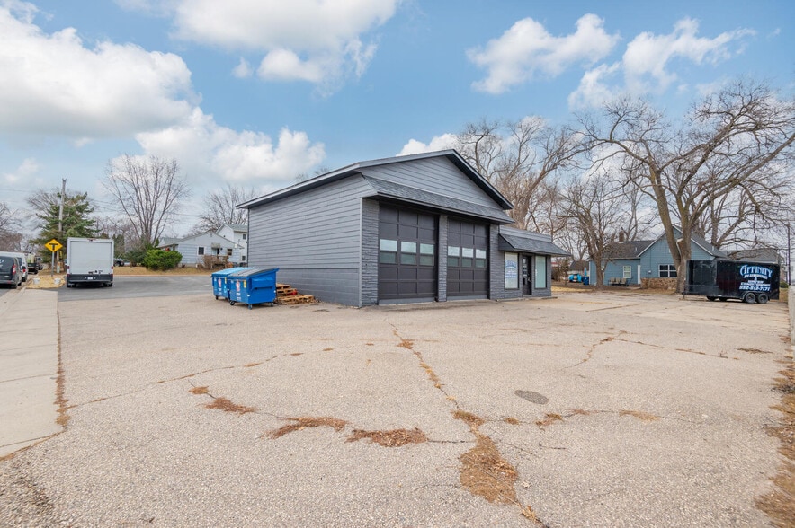 More Photos Of 936 1st Ave E, Shakopee Auto Repair For Sale